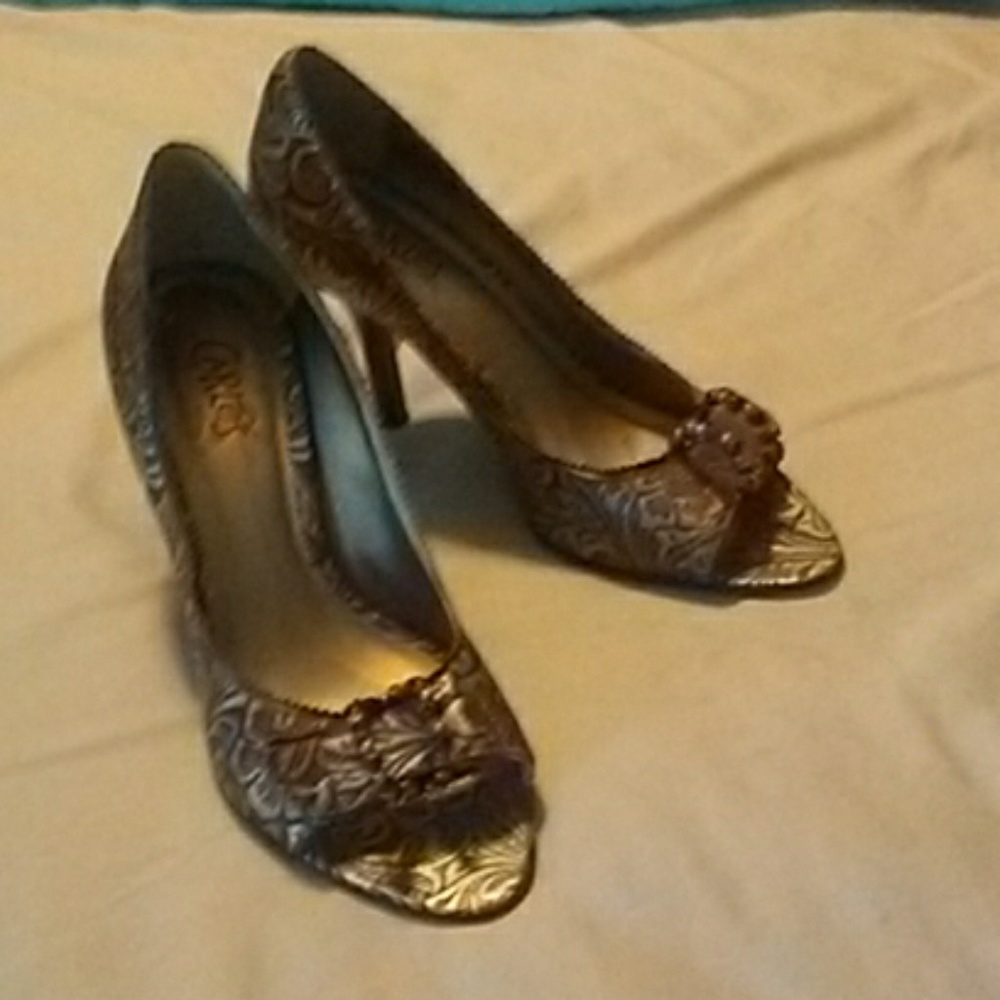 Carlos Santana bronze heels